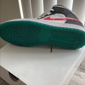 NIKE AIR JORDON never worn. ordered the wrong size😩.  Price nonnegotiable!!